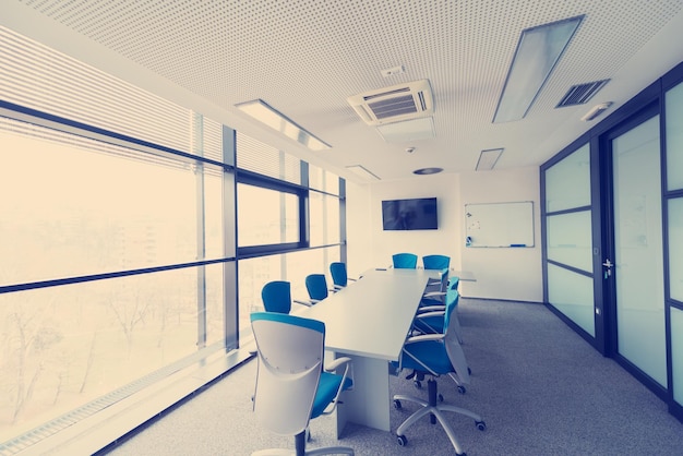 interno della nuova sala riunioni moderna dell'ufficio con grandi finestre