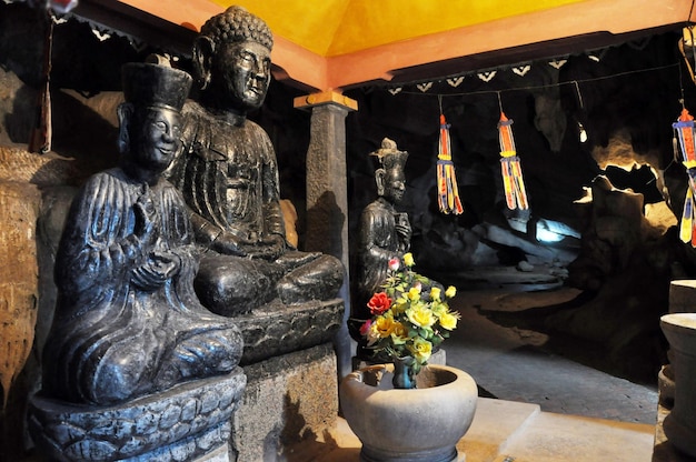 Interno della pagoda Bich Dong di Ninh Binh Vietnam