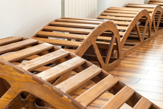 Interno della palestra con panche in legno yoga