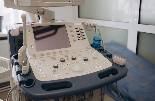 Interno della sala esame con macchina per ecografia in ospedale