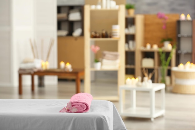 Interno della sala massaggi nel moderno centro benessere