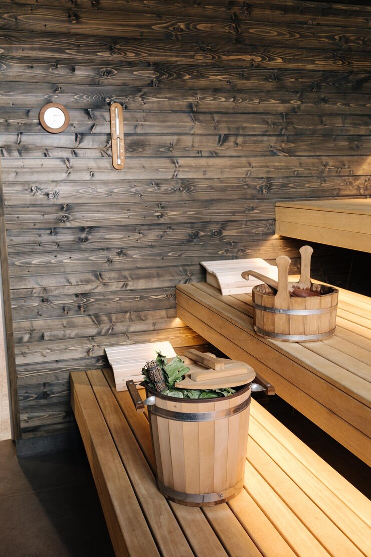 Interno della sauna finlandese vista frontale della classica sauna in legno rilassarsi nella sauna calda con vapore secco