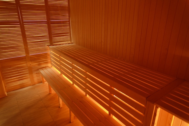 Interno della sauna in legno piccola casa