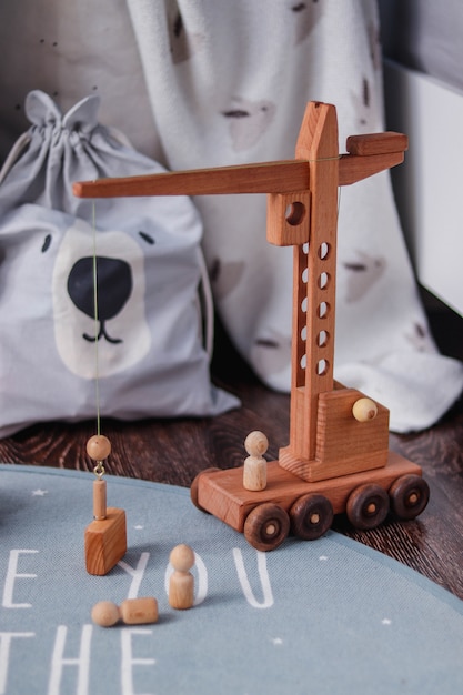 Interno della stanza della scuola materna. giocattoli di legno gru e mattoni sul pavimento. Decorazioni per la casa per la camera dei bambini.