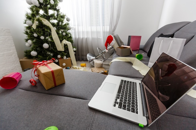 Interno della stanza dopo la festa di Capodanno