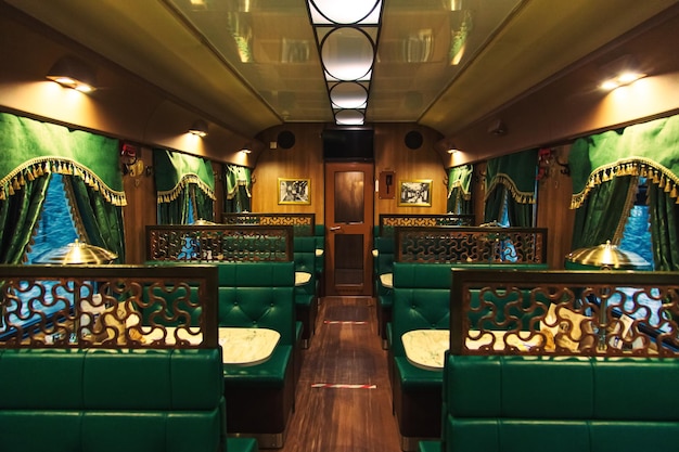 Interno della vecchia carrozza del treno d'epoca di lusso. Treno retrò dei primi del XX secolo. Ruskeala, Carelia, Russia - 3 dicembre 2020
