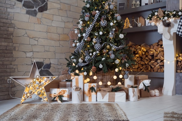 Interno di Capodanno con albero di Natale e regali, comfort domestico