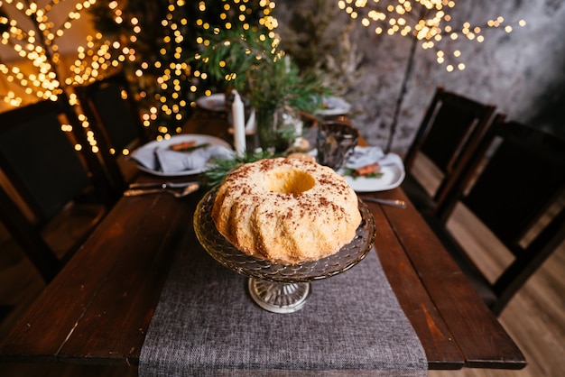 Interno di Capodanno con lampadine candele e bokeh Camera decorata per la celebrazione del Natale Albero di Natale con regali