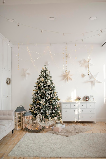 Interno di Capodanno con un albero di Natale