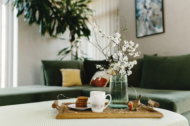 Interno di casa. Biscotti, caffè. Colore del melo, uccello.