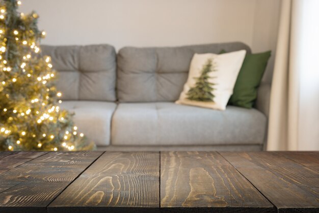 Interno di casa sfocato con albero di Natale decorato