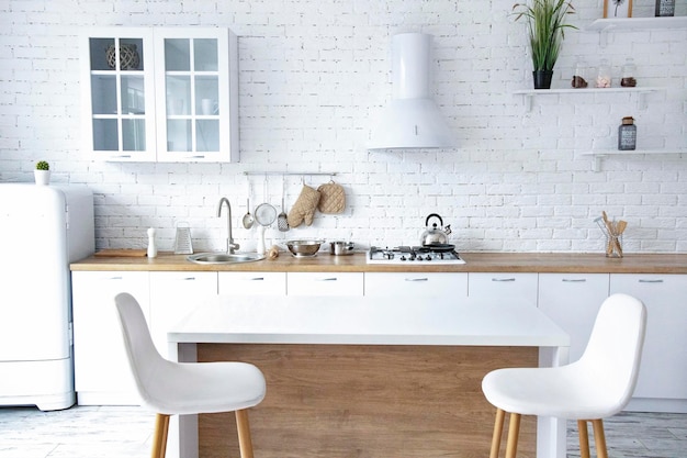 Interno di cucina minimalista con pareti bianche pavimento bianco bancone bianco cucina con bianco.