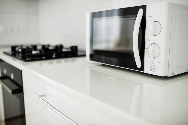 Interno di cucina moderna con piano cottura elettrico e forno a microonde