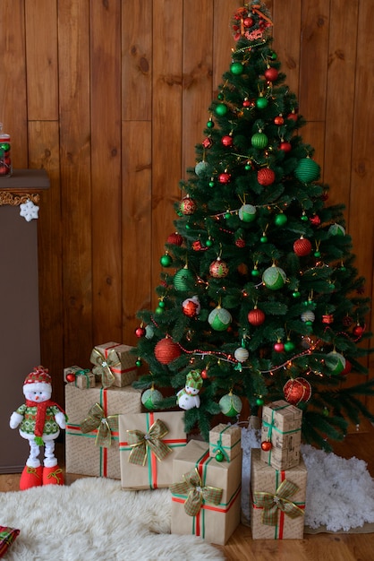 Interno di Natale con scatole regalo e fuochi di Natale