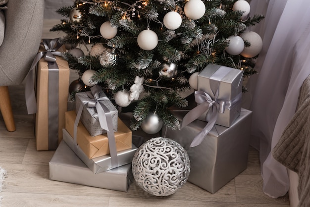 Interno di Natale con scatole regalo