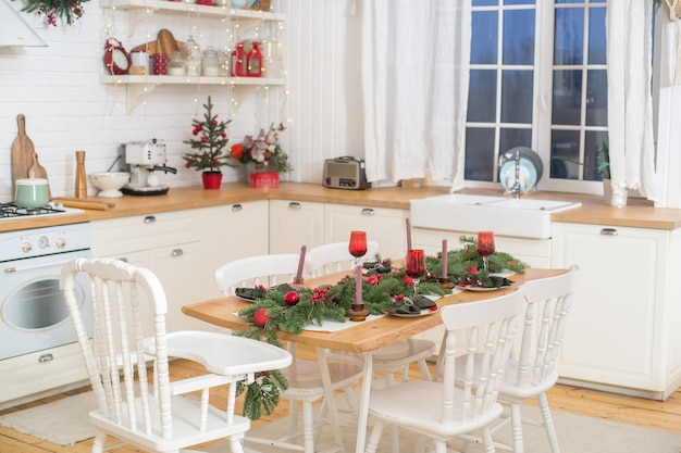 Interno di Natale di un albero di Natale della cucina nella decorazione della cucina