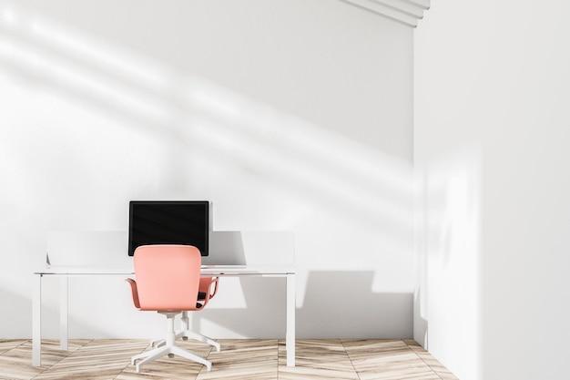 Interno di ufficio con pareti bianche con un tavolo per computer, uno schermo nero e una sedia rosa in piedi su un pavimento di legno. Rendering 3D simulato