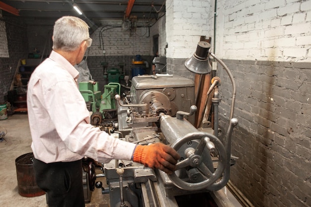 Interno di un'attrezzatura per officine di tornitura per il taglio e la lavorazione del metallo