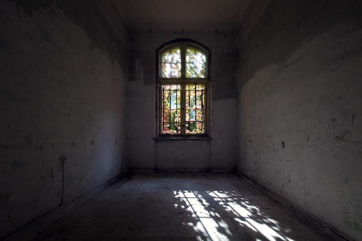 Foto interno di un edificio abbandonato