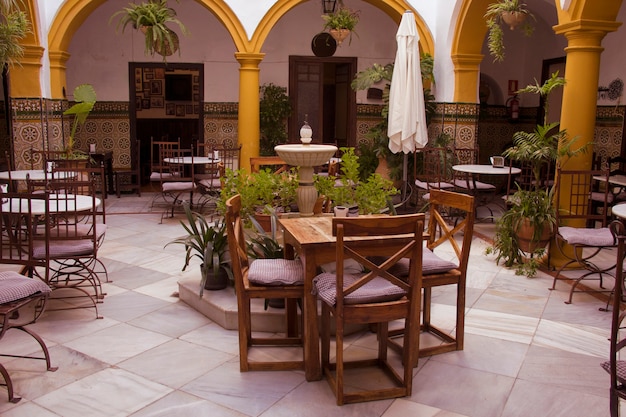 Interno di un ristorante di Cordovan con un bellissimo patio andaluso. Cordoba, Andalusia, Spagna.