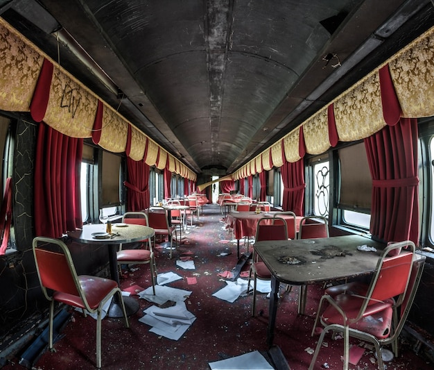 Interno di un treno abbandonato