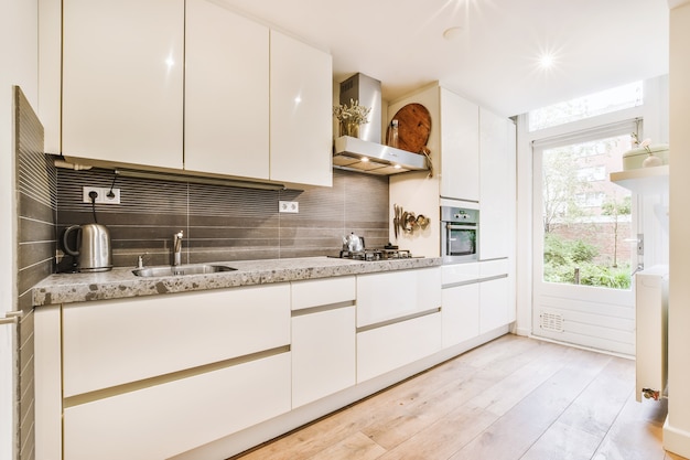 Interno di una bella cucina di una casa d'élite