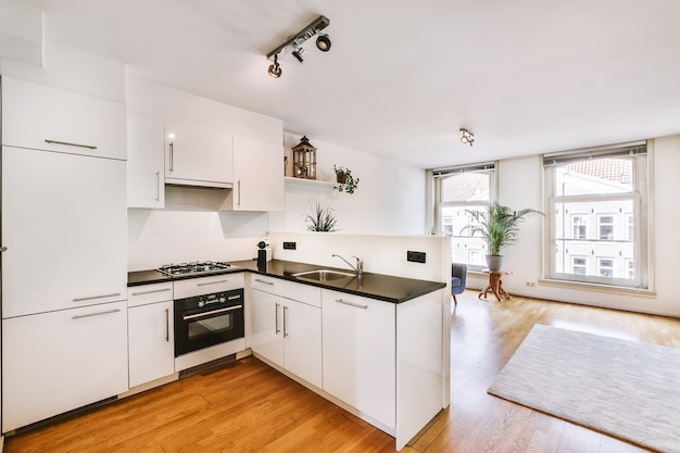 Interno di una bella cucina di una casa d'élite