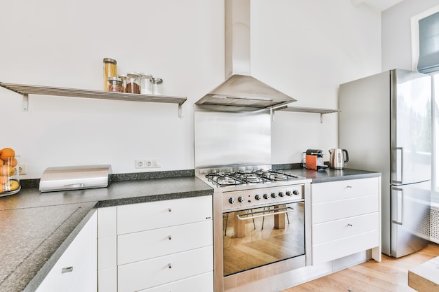 Interno di una bella cucina di una casa d'élite