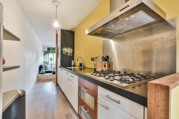 Interno di una bella cucina di una casa d'élite