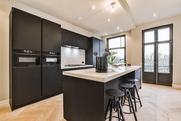 Interno di una bella cucina di una casa d'élite