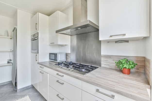 Interno di una bella cucina di una casa d'élite