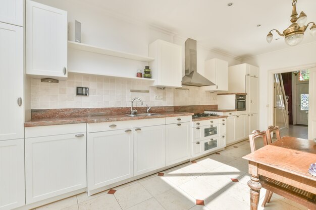 Interno di una bella cucina di una casa d'élite