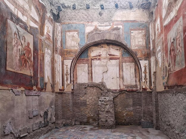 Interno di una casa nell'antica città romana di Ercolano sepolta dal Vesuvio