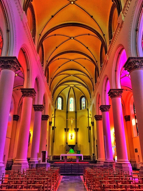 Interno di una chiesa storica illuminata