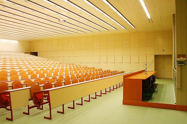 Interno di una classe illuminata