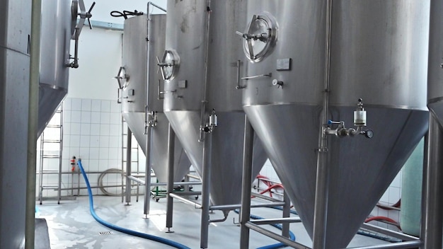 interno di una moderna fabbrica di birra con serbatoi metallici per la produzione di birra