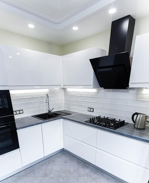 interno di una piccola cucina moderna con mobili bianchi