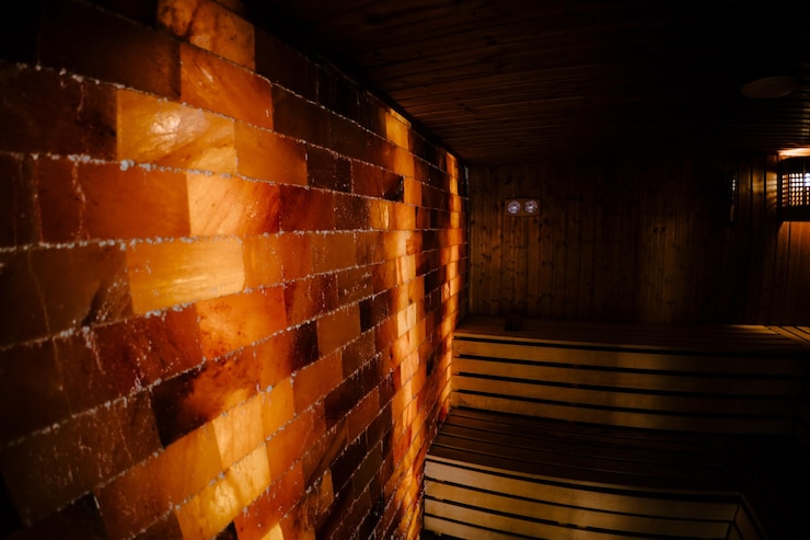 Foto interno di una sauna di legno vuota