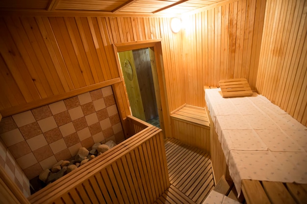 Interno di una sauna in legno con lettino prendisole