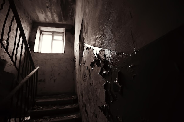 interno di una vecchia casa in pietra abbandonata / sfondo vecchia casa in pietra rovinata rovine