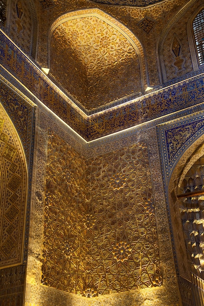 Interno dorato della tomba del mausoleo di Gur Emir Amir Temur a Samarcanda in Uzbekistan. 29.04.2021.