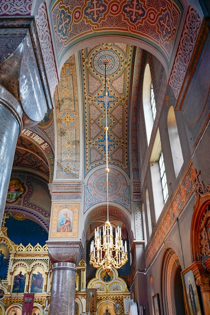 Interno e soffitto della famosa e storica cattedrale di Uspenski a Helsinki, Finlandia