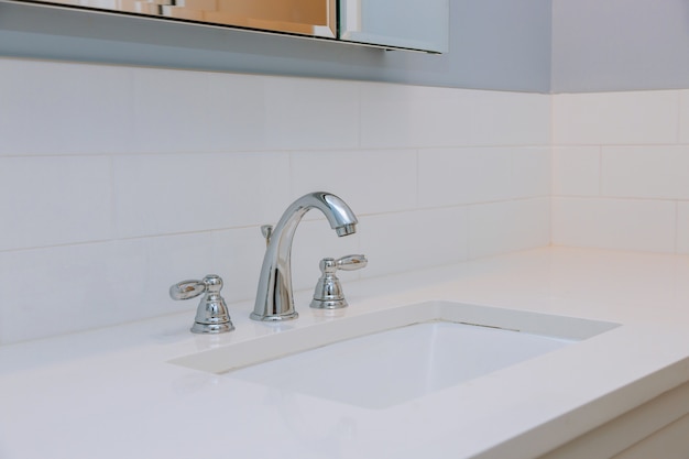 Interno elegante del bagno con lavabo e rubinetto.