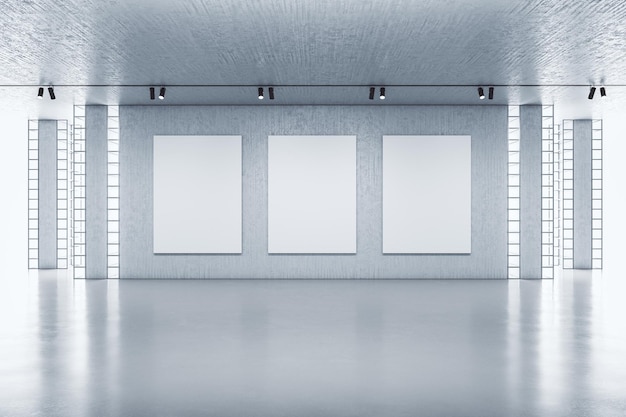 Interno espositivo con luce a soffitto e poster spazio copia su muro di cemento