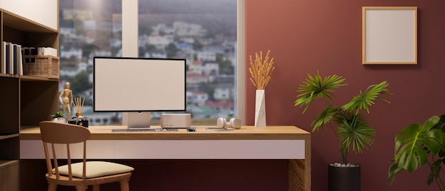 Interno femminile elegante del posto di lavoro domestico con il modello del computer della scrivania del computer contro il muro rosa