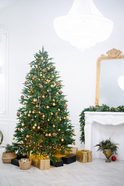 Interno festivo con albero di Natale decorato e camino