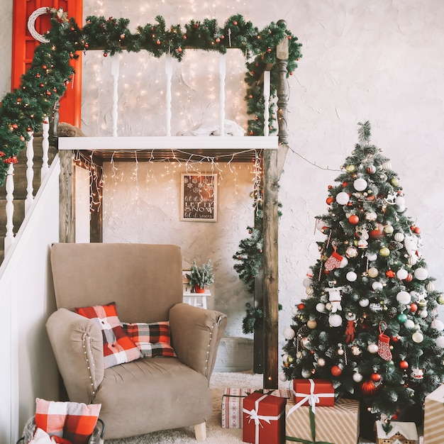 Interno festivo della stanza decorato per Natale e Capodanno