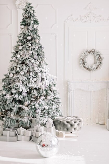 Interno festivo. Lussuoso albero di Natale decorato con luci con doni