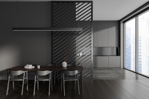 Interno grigio scuro della cucina e della sala da pranzo