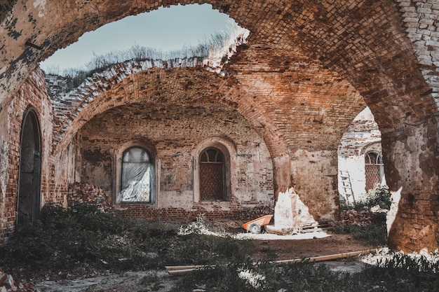 Interno interno di un edificio abbandonato in mattoni rossi chiesa abbandonata